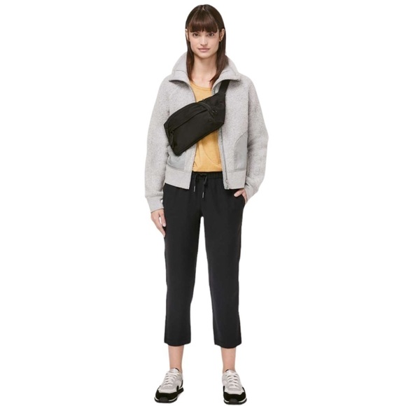 Lululemon On The Fly Crop *Woven 23" size 2 Black Travel Pant - Picture 1 of 12